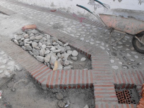 Simple moorish "knot" of ladrillos and cobbles